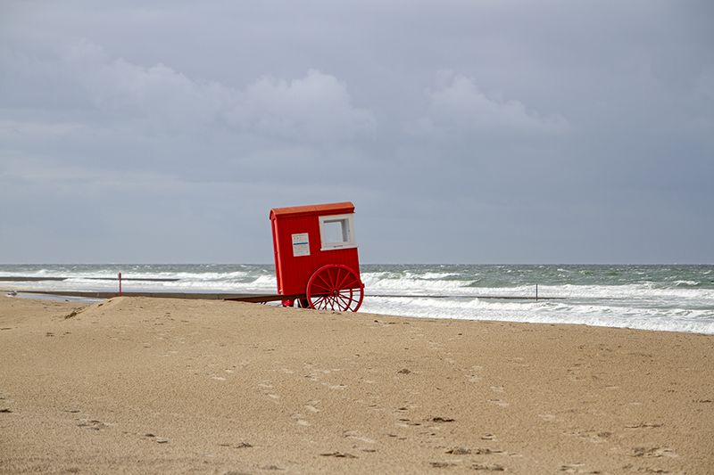 Badekarre vor der aufgewühlter Nordsee